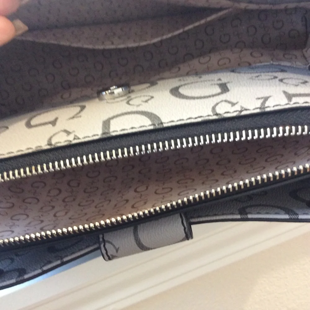 Guess Handbag - Picture 4 of 4